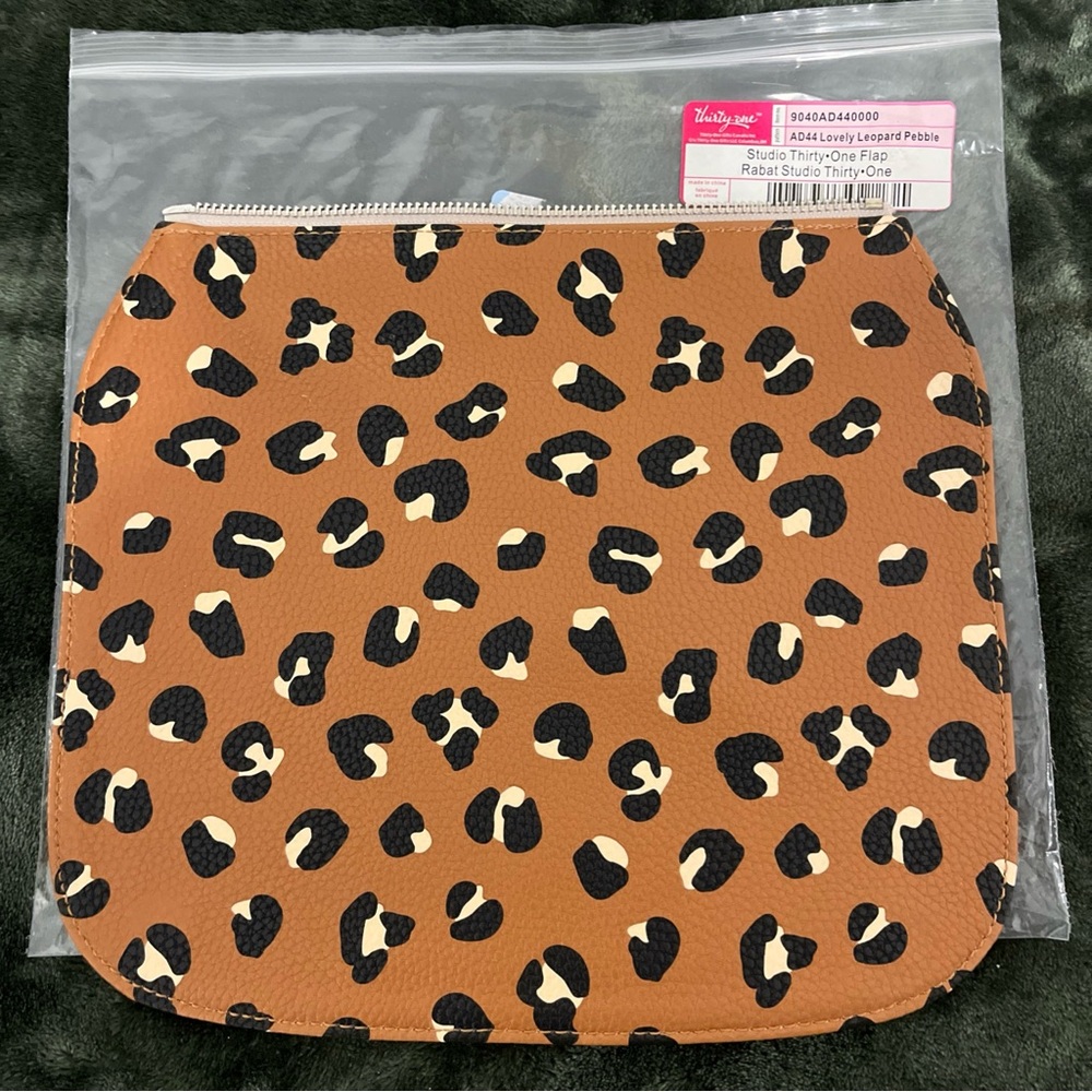 Thirty One leopard print bag flap 🐆